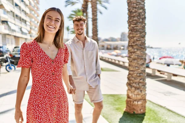 Genç Spanyol Çift Tatilde Mutlu Bir Şekilde Sahilde Yürüyor — Stok fotoğraf