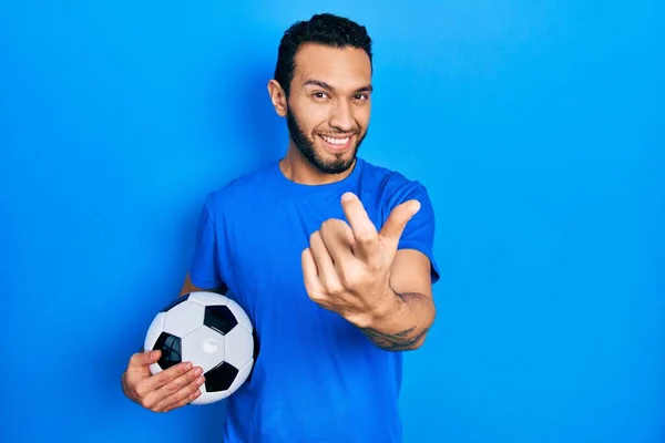 Homme Hispanique Avec Barbe Tenant Ballon Football Signe Venir Ici — Photo