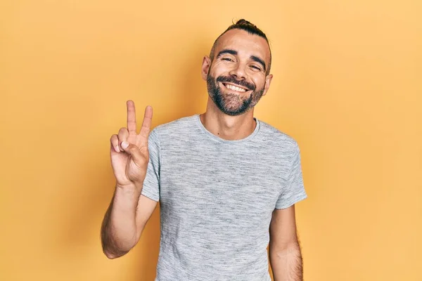 Mladý Hispánec Neformálním Oblečení Usmívající Šťastnou Tváří Mrkající Kameru Předvádějící — Stock fotografie