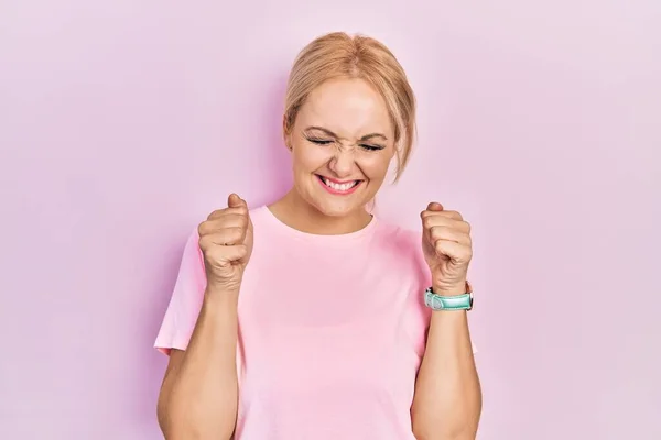 Ung Blond Kvinna Bär Casual Rosa Shirt Upphetsad För Framgång — Stockfoto
