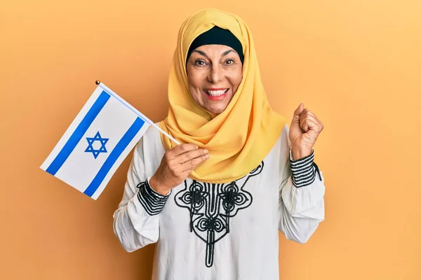 Middle Age Hispanic Woman Wearing Hijab Holding Israel Flag Screaming — Stock Photo, Image