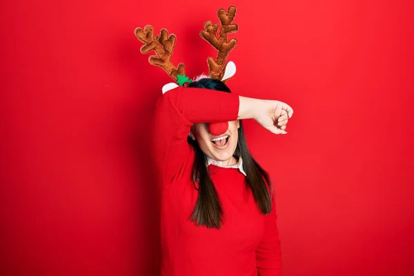 Jonge Spaanse Vrouw Met Herten Kerstmuts Rode Neus Die Ogen — Stockfoto