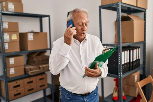 Hombre Mayor Comercio Electrónico Trabajador Negocios Hablando Teléfono Inteligente Oficina — Foto de Stock