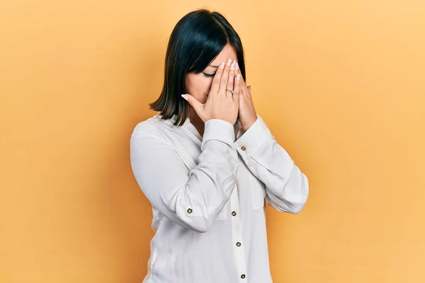 Junge Hispanische Frau Lässiger Kleidung Mit Traurigem Gesichtsausdruck Der Das — Stockfoto