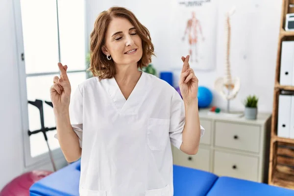 Middle Age Physiotherapist Woman Working Pain Recovery Clinic Gesturing Finger — 图库照片