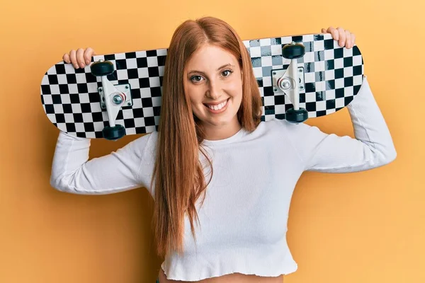 Jonge Ierse Vrouw Die Skate Vasthoudt Glimlachend Met Een Vrolijke — Stockfoto