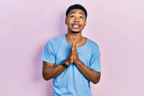 Junger Afrikanisch Amerikanischer Mann Lässigem Blauem Shirt Bettelt Und Betet — Stockfoto