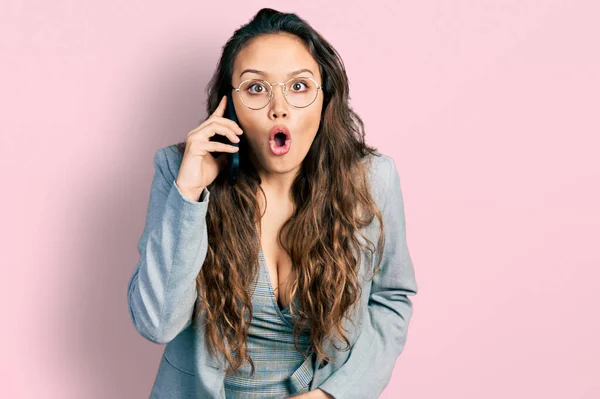 Menina Hispânica Jovem Ter Conversa Falando Smartphone Assustado Surpreso Com — Fotografia de Stock