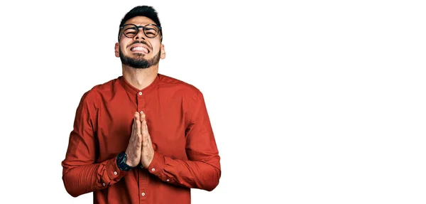 Mladý Hispánec Vousy Pracovní Košili Brýlích Žebral Modlil Rukama Sobě — Stock fotografie