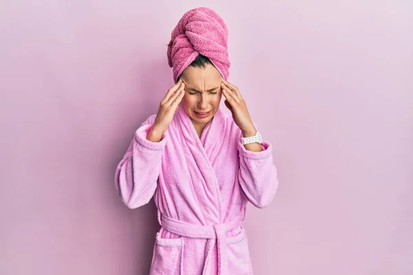 Mujer Rubia Joven Con Gorro Toalla Ducha Albornoz Con Mano — Foto de Stock