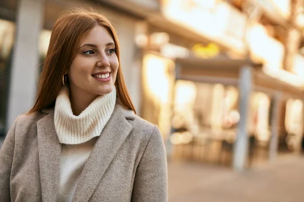 Chica Pelirroja Joven Sonriendo Feliz Pie Ciudad — Foto de Stock