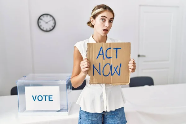 Young Blonde Woman Political Election Holding Act Now Banner Scared — Stock Photo, Image