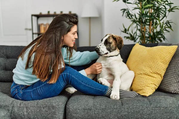 Jonge Vrouw Knuffelen Hond Zitten Bank Thuis — Stockfoto