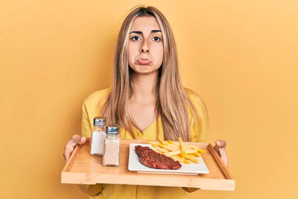 Όμορφη Ισπανόφωνη Γυναίκα Κρατώντας Δίσκο Μεσημεριανό Γεύμα Κατάθλιψη Και Ανησυχείτε — Φωτογραφία Αρχείου