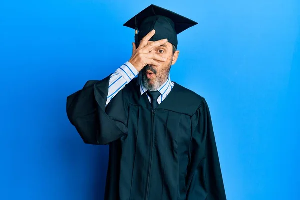 Uomo Ispanico Mezza Età Con Cappello Laurea Accappatoio Cerimonia Che — Foto Stock