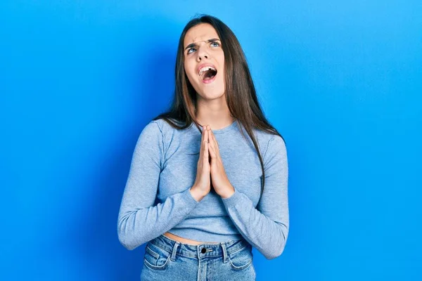 Mladá Brunetka Teenager Nosit Ležérní Svetr Žebrání Modlení Rukama Dohromady — Stock fotografie