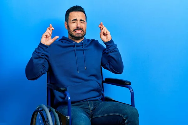 Tekerlekli Sandalyede Oturan Yakışıklı Sakallı Umut Dolu Gözleri Kapalı Bir — Stok fotoğraf