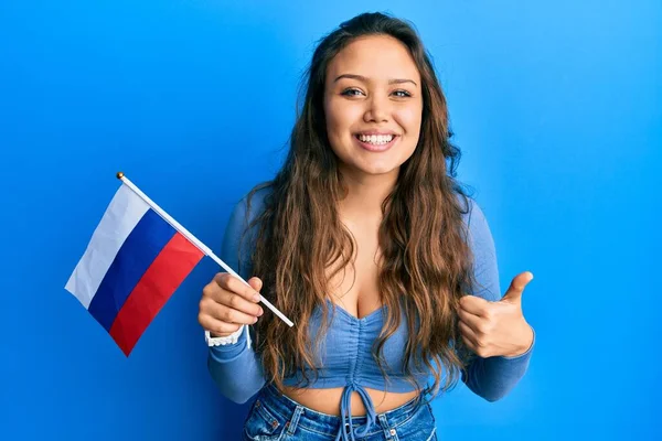 Rus Bayrağı Taşıyan Genç Spanyol Kız Mutlu Pozitif Gülümsüyor Başparmağıyla — Stok fotoğraf