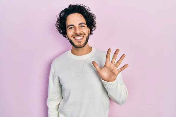 Schöner Hispanischer Mann Lässigem Weißen Pullover Der Finger Nummer Fünf — Stockfoto