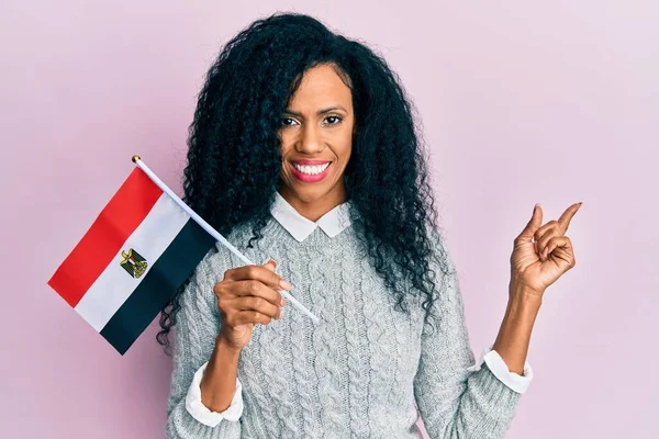 Středověk Africká Americká Žena Drží Egyptské Vlajky Úsměvem Šťastný Ukazující — Stock fotografie