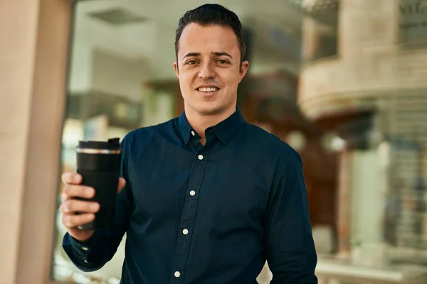 Jovem Hispânico Sorrindo Feliz Beber Café Cidade — Fotografia de Stock