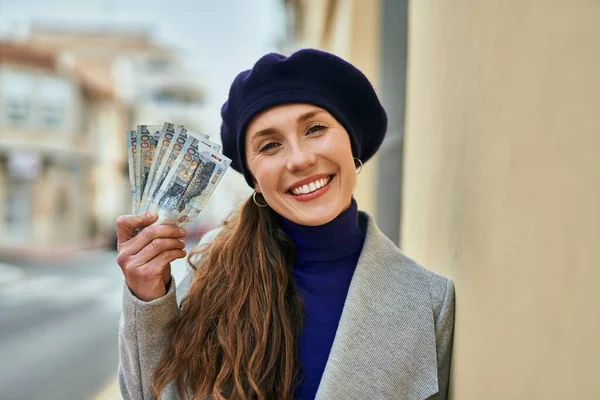 Joven Rubia Sonriendo Feliz Sosteniendo Billetes Perú Sol Ciudad — Foto de Stock