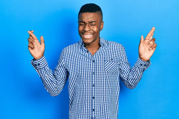 Молодой Африканский Американец Повседневной Одежде Жестом Скрестив Пальцы Улыбаясь Надеждой — стоковое фото