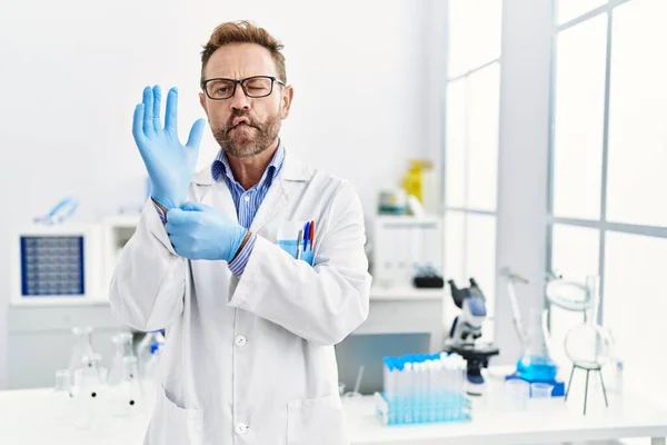 Homem Meia Idade Trabalhando Laboratório Cientista Fazendo Cara Peixe Com — Fotografia de Stock