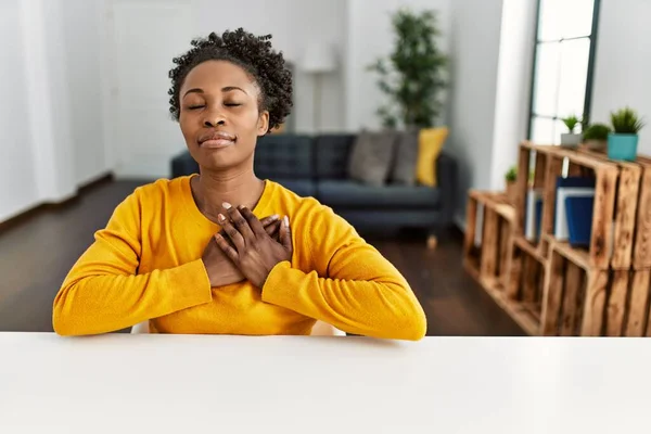 Jovem Afro Americana Vestindo Roupas Casuais Sentada Mesa Casa Sorrindo — Fotografia de Stock