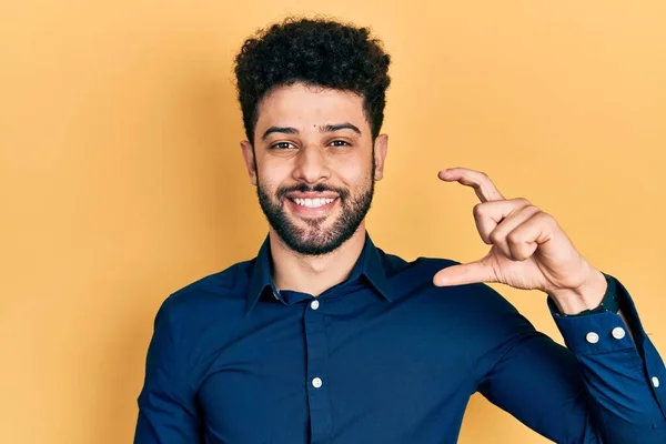 Jonge Arabier Man Met Baard Dragen Casual Shirt Glimlachend Zelfverzekerd — Stockfoto