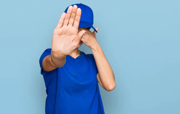 Menina Hispânica Jovem Vestindo Uniforme Correio Entrega Cobrindo Olhos Com — Fotografia de Stock