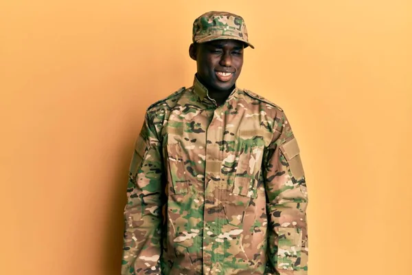 若いですアフリカ系アメリカ人男性身に着けています軍隊制服ウィンク見ますザカメラとともにセクシー表現 陽気で幸せな顔 — ストック写真