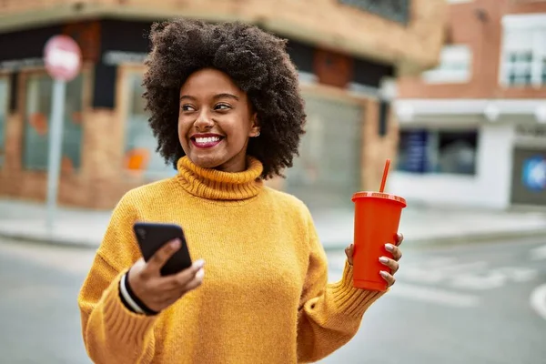 Ung Afrikansk Amerikansk Flicka Använder Smartphone Och Dricka Läsk Staden — Stockfoto