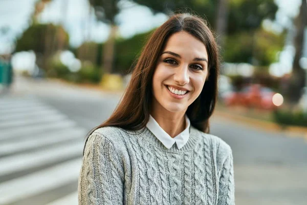 Jovem Hispânica Sorrindo Feliz Cidade — Fotografia de Stock