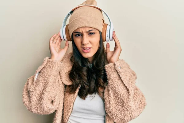 Mujer Hispana Joven Escuchando Música Usando Auriculares Sin Pistas Expresión —  Fotos de Stock