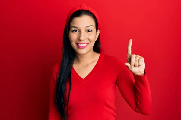 Junge Lateinische Frau Lässiger Kleidung Die Mit Einer Idee Oder — Stockfoto