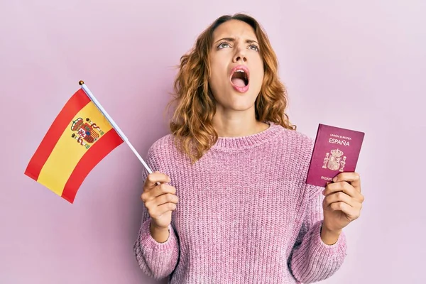 Mujer Caucásica Joven Sosteniendo Bandera España Pasaporte Enojado Loco Gritando —  Fotos de Stock