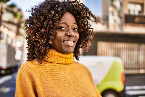 Afričanky Americká Žena Usmívá Sebevědomě Ulici — Stock fotografie