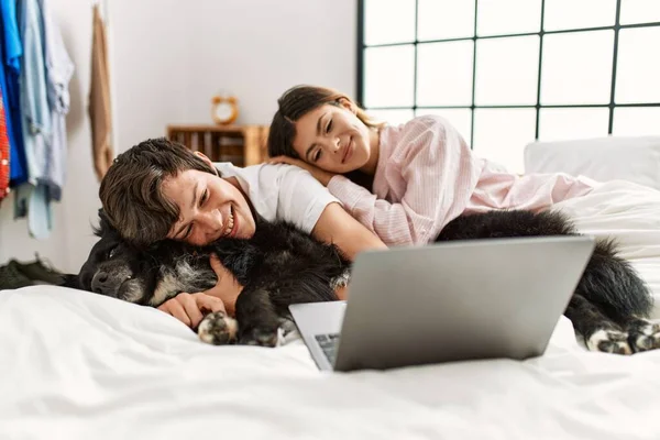 Jovem Casal Caucasiano Sorrindo Feliz Usando Laptop Deitado Cama Com — Fotografia de Stock