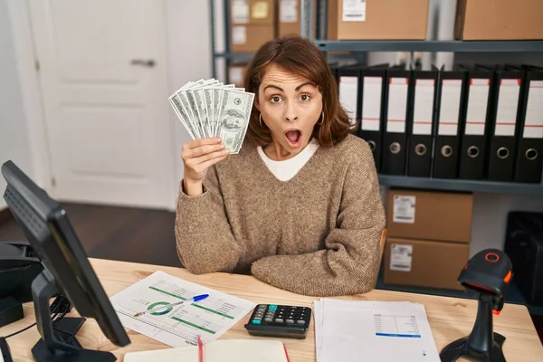 Young Beautiful Woman Working Small Business Ecommerce Holding Money Scared — Stock Photo, Image