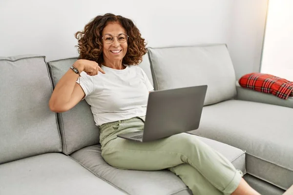 Mulher Hispânica Meia Idade Trabalhando Usando Laptop Computador Casa Apontando — Fotografia de Stock