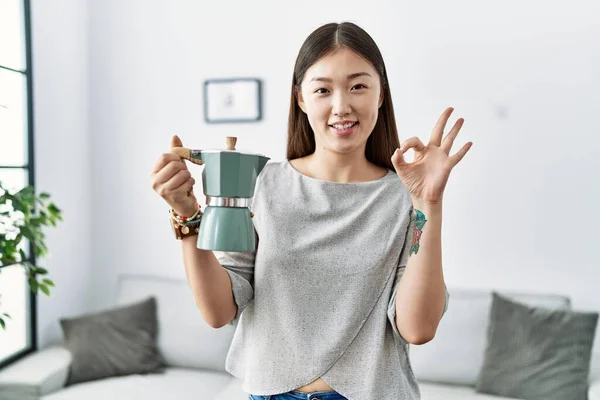 Jonge Aziatische Vrouw Met Italiaanse Koffiezetapparaat Doet Teken Met Vingers — Stockfoto
