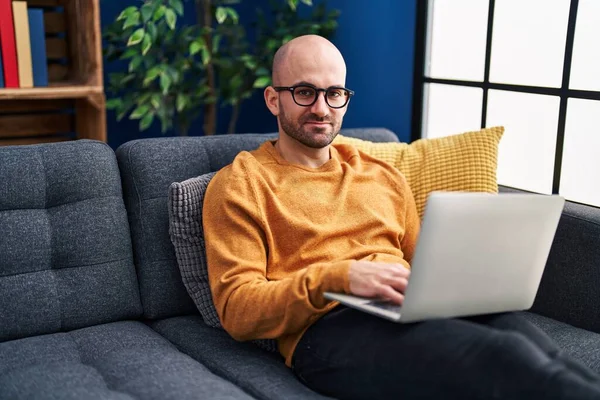 Junger Mann Sitzt Mit Laptop Auf Sofa Hause — Stockfoto