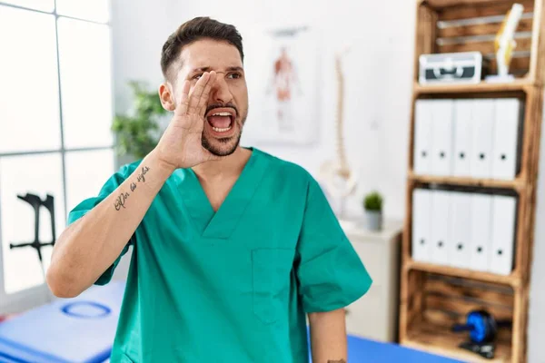 Junger Physiotherapeut Der Einer Schmerzklinik Arbeitet Schreit Und Schreit Laut — Stockfoto