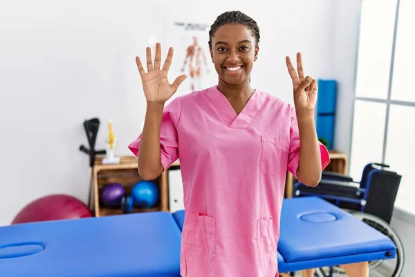 Junge Afroamerikanerin Arbeitet Schmerzklinik Und Zeigt Mit Finger Nummer Sieben — Stockfoto