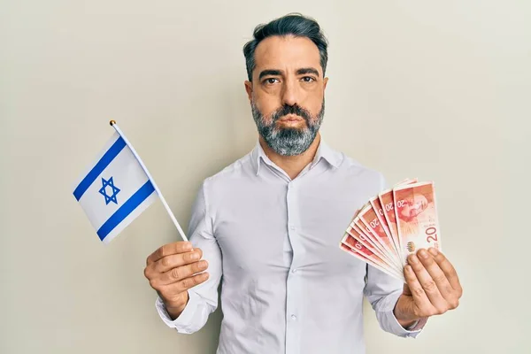 Medelålders Man Med Skägg Och Grått Hår Som Håller Israel — Stockfoto