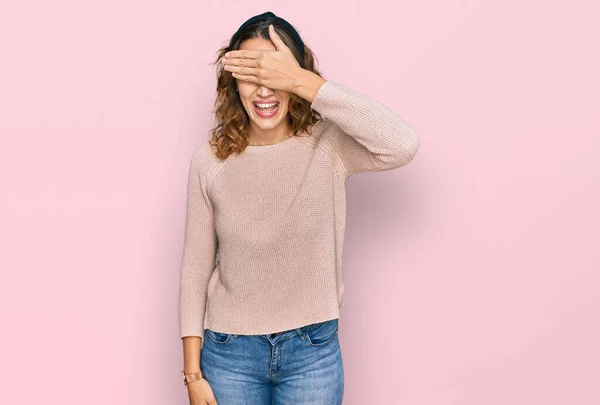 Bella Giovane Donna Caucasica Indossa Maglione Casual Sorridente Ridente Con — Foto Stock