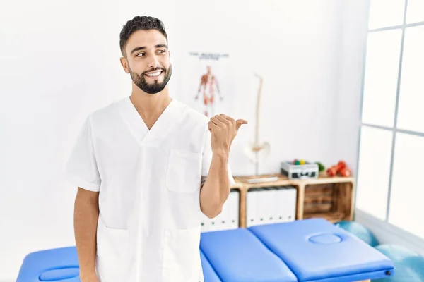 Junger Gutaussehender Mann Mit Bart Der Einer Schmerzklinik Arbeitet Lächelt — Stockfoto