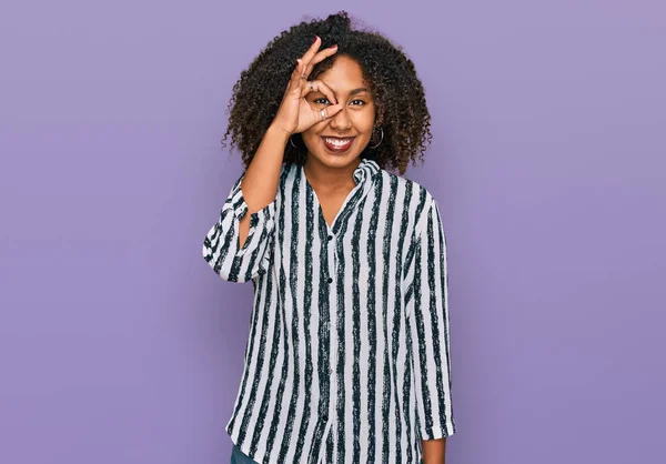 Молода Афроамериканська Дівчина Повсякденному Одязі Яка Добре Жестикулює Усміхаючись Рукою — стокове фото
