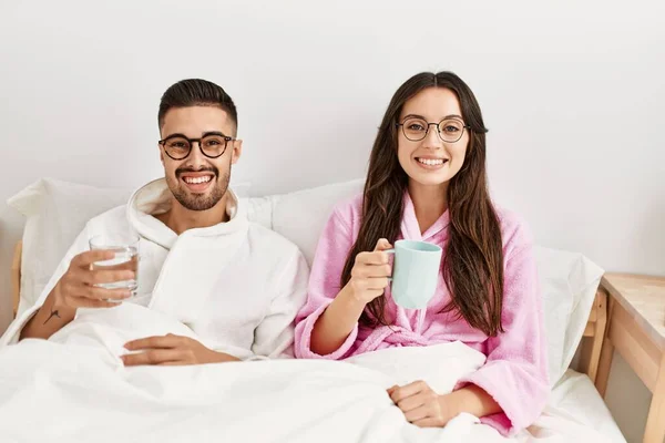 Jovem Casal Hispânico Bebendo Café Água Deitada Cama Casa — Fotografia de Stock